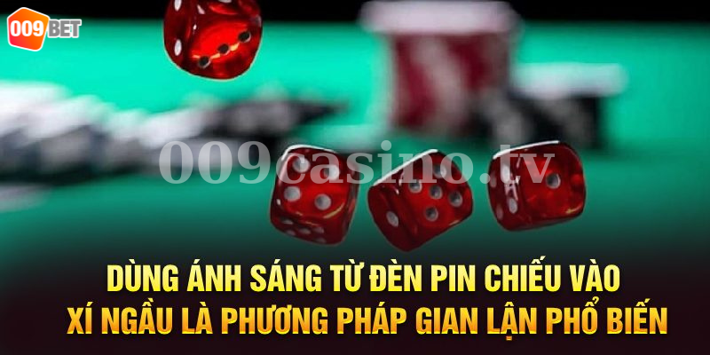 Dùng ánh sáng từ đèn pin chiếu vào xí ngầu là phương pháp gian lận phổ biến